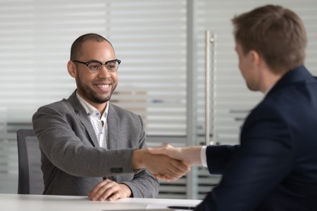 Kan een werknemer van zijn arbeidsovereenkomst af voordat hij is gestart